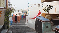 Jedna z turistek se práv� chystá na focení ve m�st� Oia na Santorini. (11. zá�í...