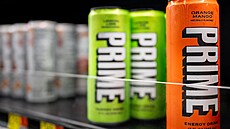 Plechovky energetického nápoje PRIME v regálech �et�zce Walmart v texaském...