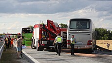Na dálnici D2 u Brna jeden autobus narazil zezadu do druhého. Zranilo se celkem...