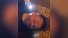 Bojovník veřejnil video, na kterém je neznámý muž terčem násilí