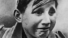 Snímek breícího Hanse-Georga Henkeho, nmeckého chlapce v píli velké...
