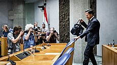 Nejdéle slouící nizozemský premiér Mark Rutte po pádu své vlády oznámil, e...