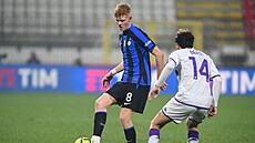 Samuel Grygar v barvách Interu Milán U19 kontroluje balon v zápase proti...