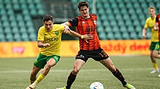 Matej Madleák (vpravo) bojuje o balon v zápase Ruomberoku proti ilin.