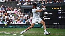 panl Carlos Alcaraz se napahuje k úderu bhem tvrtfinále Wimbledonu.