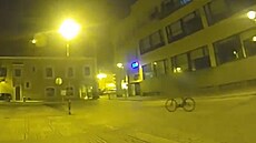 Neosvtleného cyklistu zastavili stráníci v ulici U erné ve.