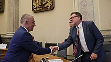 Ministr financí Zbyněk Stanjura se před jednáním vlády s odbory a zástupci...