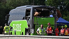 Pi sráce dvou autobus, z nich jeden patí spolenosti Flixbus, na dálnici...