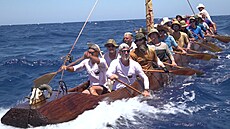 �eská expedice Monoxylon IV urazila Egejským mo�em v replice prav�kého �lunu...