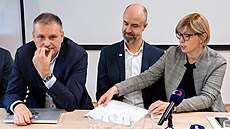 Pavlína Springerová (HDK) dává předkoaliční smlouvu k podpisu Janu Holáskovi...