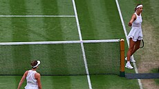 Victoria Azarenková a Elina Svitolinová po osmifinále Wimbledonu.