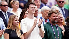 Štěpán Šimek sleduje svou manželku Markétu Vondroušovou ve finále Wimbledonu.