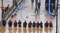 Záchranáři pátrají po přeživších v zatopeném tunelu v jihokorejském Čchongdžu....