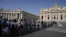 Lidé vyuívají stín, aby se na Svatopetrském námstí ve Vatikánu skryli ped...