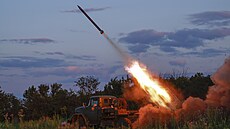 Salvový raketomet ukrajinské armády Grad odpaluje rakety na ruské pozice v...