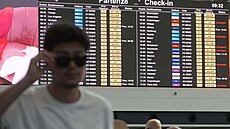 Cestující sledují monitor na ímském mezinárodním letiti Fiumicino bhem...