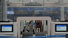 Cestující ekají u prázdné odbavovací pepáky na ímském mezinárodním letiti...