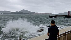 Mu sleduje vlny, zatímco se k Hong Kongu blíí tajfun Talim. (17. ervence...