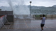 Mu si fotí vlny, zatímco se k Hong Kongu blíí tajfun Talim. (17. ervence...