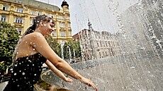 ena se chladí u kany v centru Brna. (10. ervence 2023)