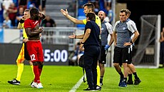 Francouzský záloník Négo Ekofo na tle ukazuje otisk zub Juraje Kucky ze...