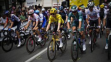 Lídr Jonas Vingegaard ve lutém dresu bhem jedenácté etapy Tour de France,...