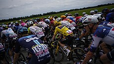 Lídr Jonas Vingegaard ve lutém dresu bhem jedenácté etapy Tour de France.