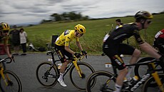 Lídr Jonas Vingegaard ve lutém dresu bhem jedenácté etapy Tour de France.