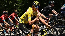 DOPLN�NÍ ENERGIE. Tadej Poga�ar se ob�erstvuje b�hem Tour de France 2022.