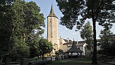 Masivní nahrubo tesané �ulové sloupy jsou základem ohrady kolem obory. Mnohé z...