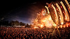 Nejv�t�í dav náv�t�vník� p�ed hlavní stage shromá�dilo na vystoupení DJ Tiësta.