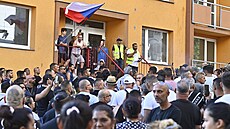 V Krupce na Teplicku se shromáždily odhadem tři stovky Romů, volají po větší...