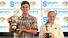 Junior�tí �ampioni wimbledonských �ty�her Jakub Filip a Alena Kova�ková.