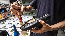 Zam�stnanec bra�ná�ství p�ipravuje podrá�ku bot. (12. �ervence 2023)