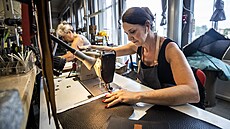 Krej�ová Tereza Hrdinová se�ívá díly ta�ky. (12. �ervence 2023)