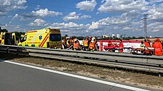 Následky nehody dvou autobus na D2 (17. ervence 2023)