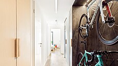 Do osv�tlené niky umístila designérka kola. Nikde tak nep�eká�ejí, fungují spí�...