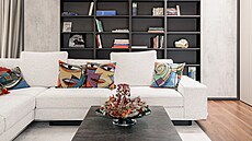 Obývací pokoj s rozlehlou rohovou seda�kou v bílo�edém provedení