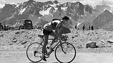 Federico Bahamontés na Tour de France pi stoupání na Mt. Galibier.