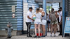 Návtvníci letního koupalit Columbiadamm v berlínském Neuköllnu u vstupu...