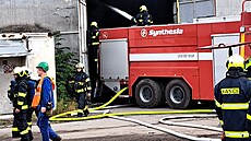 Hasi�i likvidují po�ár pomocí speciální t�ké p�ny. (12. �ervence 2023)