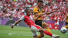 Slávistický Ond�ej Lingr v souboji o mí� v p�ípravném utkání s Dynamem Drá��any