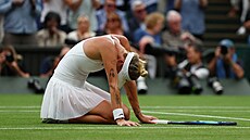 Markéta Vondrou�ová v emocích po vít�zném finále Wimbledonu