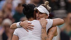 Markéta Vondrou�ová (vpravo) a Uns D�ábirová po finále Wimbledonu