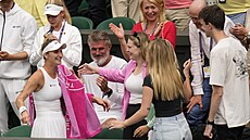 Markéta Vondroušová (vlevo) oslavuje vyhrané finále Wimbledonu s rodinou a...