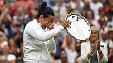 Uns D�ábirová v slzách po prohraném finále Wimbledonu