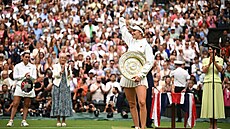 Markéta Vondrouová si uívá atmosféru po vyhraném finále Wimbledonu.