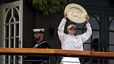 Markéta Vondroušová s trofejí pro vítězku Wimbledonu na balkonu centrálního...