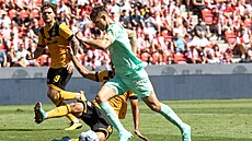 Matj Jurásek uniká v pípravném utkání Slavie s Dynamem Dráany