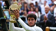 Carlos Alcaraz s trofejí pro vítze Wimbledonu